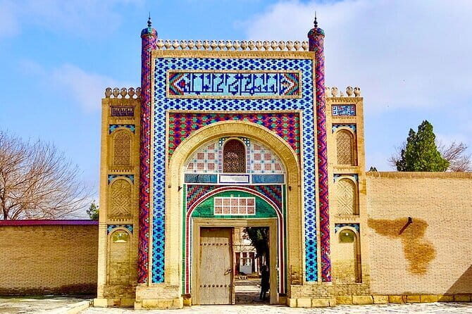Beyond the Walls: Countryside Tour with Transport and Lunch - Stop 1: Baha-ud-Din Naqshband Mausoleum and the spiritual center