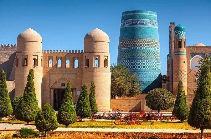 Khiva day tour - Mukhammad Rahimkhan Madrasah: Spot the Differences