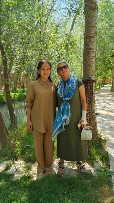 Samarkand Moonlight Tour: A Timeless Night Experience - Siyob Bazaar: Crafts, Uzbek Clothing, and Real-Eating Energy