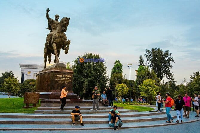 Tashkent: Private Full-Day City Tour on a Premium Car - Chorsu Bazaar under the turquoise dome: how locals shop and snack