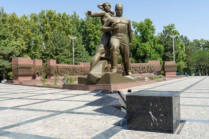 Tashkent Walking Tour with Local Lady / Gentleman - Independence Square (Mustakillik Square): Fountains, Gates, and Memory